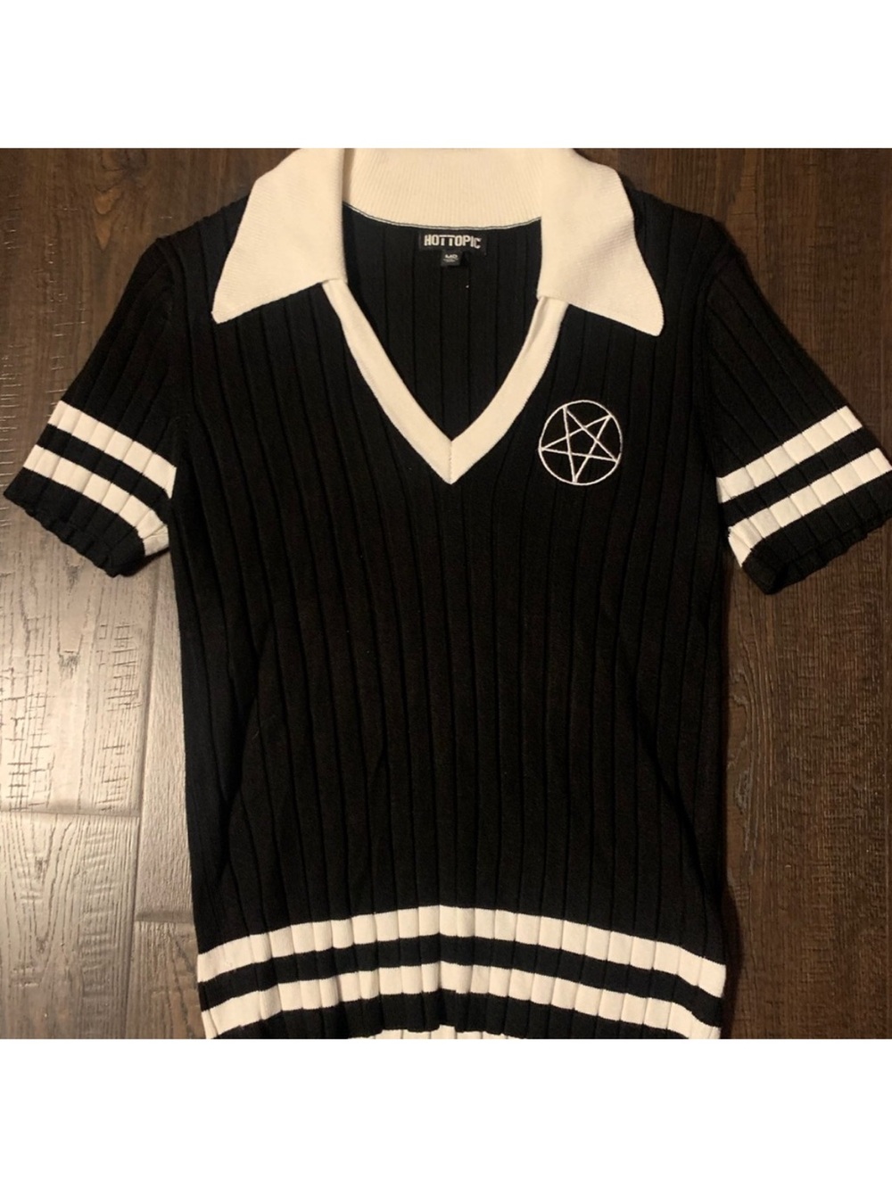 Hot Topic Black & White Pentagram V‑Neck Collared Knit Top-size Medium